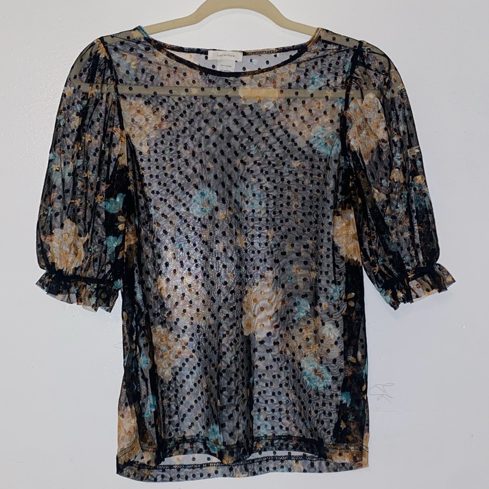 SOLD Black floral shirt SIZE:M